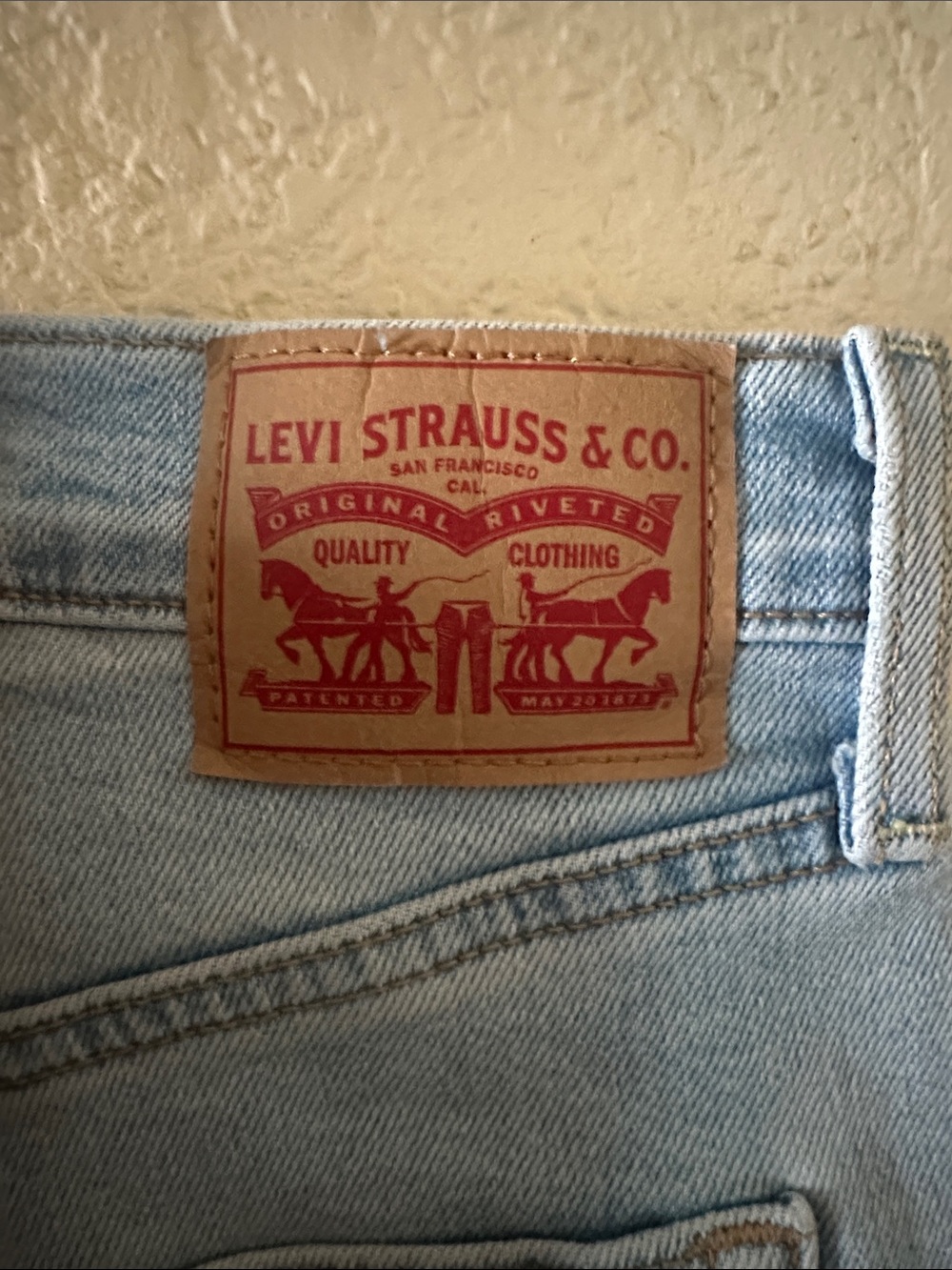 Women's Straight Jeans in Light Blue Wash - Picture 3 of 4